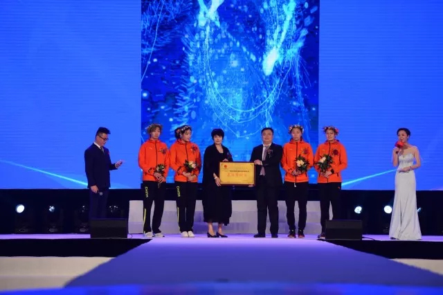 中国国家水球队为中国浩大海洋科技授牌